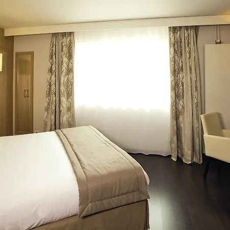 Residhome Berges De La Loire Apart Otel 4*
